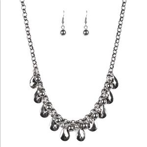 Necklace and earrings set.